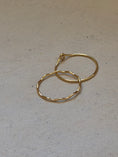 Load image into Gallery viewer, Dainty wavy ring
