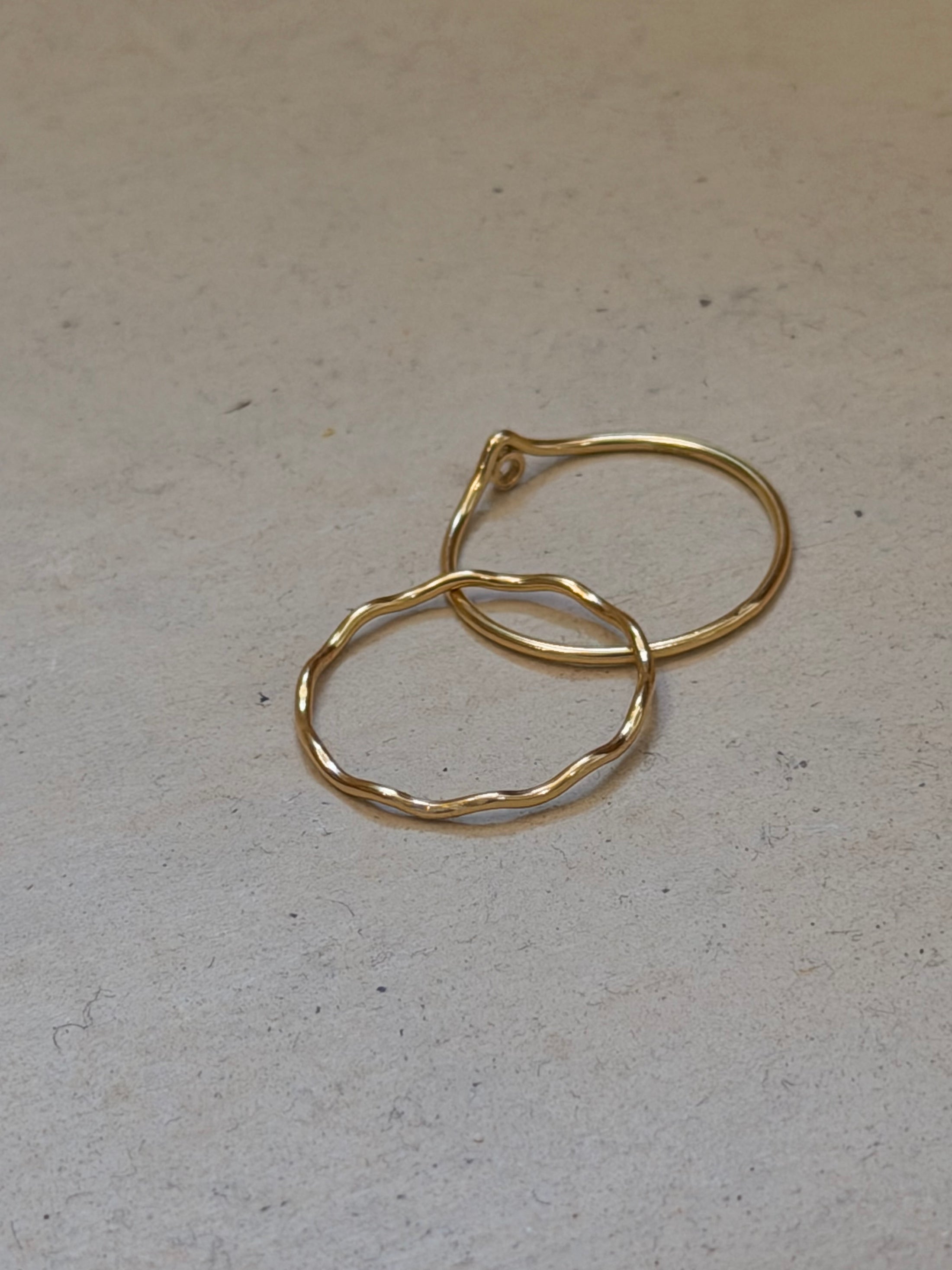Dainty wavy ring