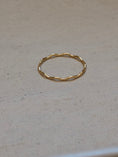 Load image into Gallery viewer, Dainty wavy ring
