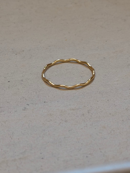 Dainty wavy ring