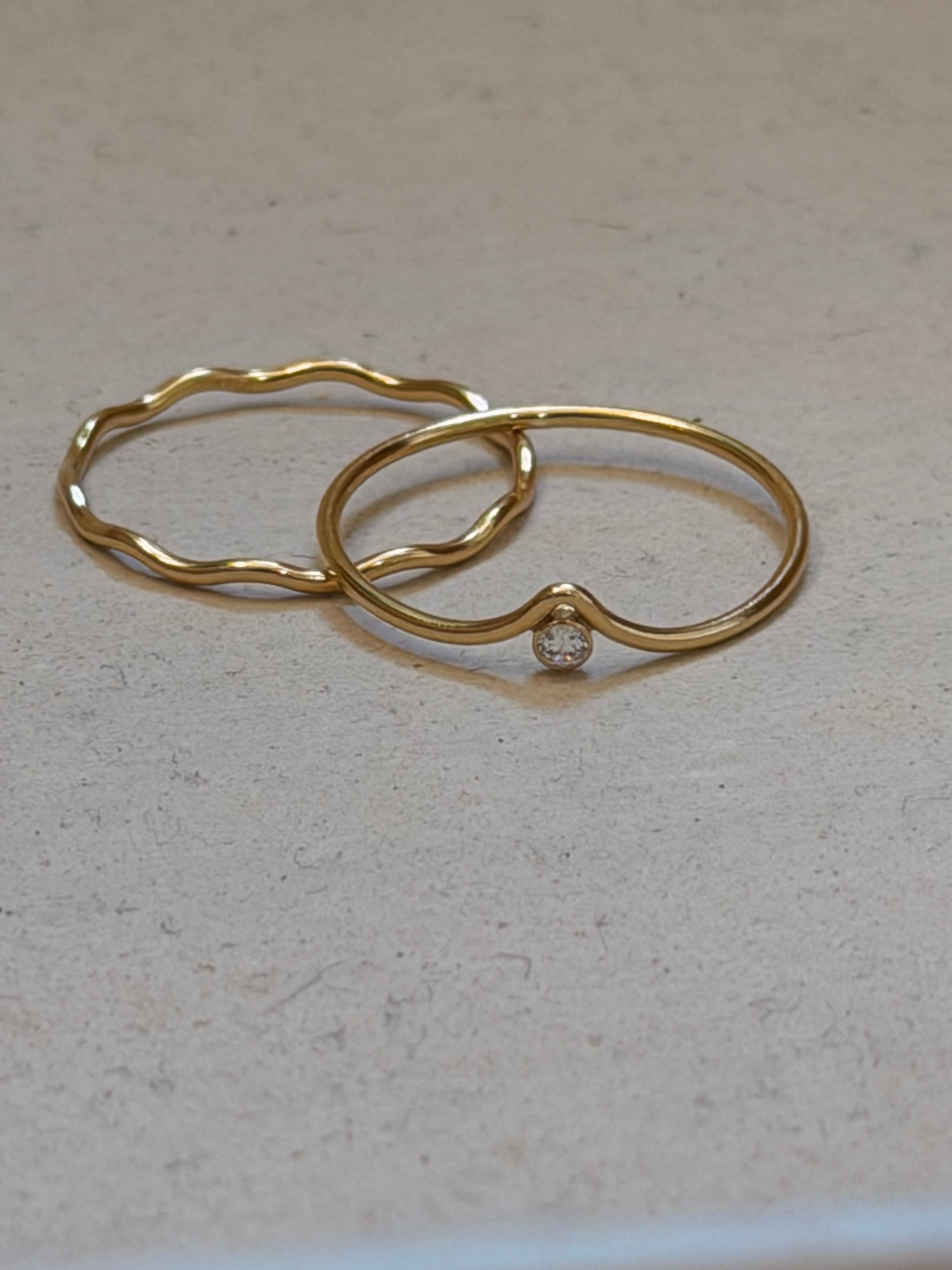 Dainty wavy ring