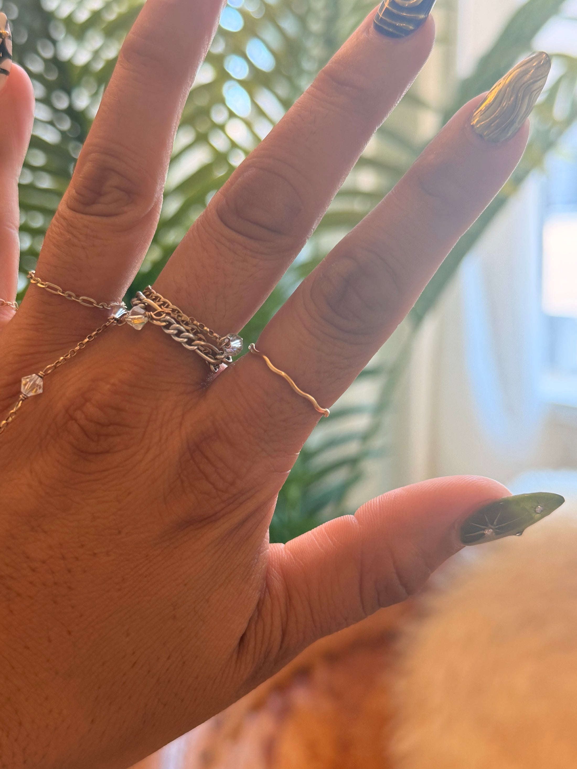 Dainty wavy ring